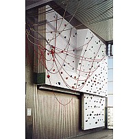 Electrically raisable climbing wall with overhang